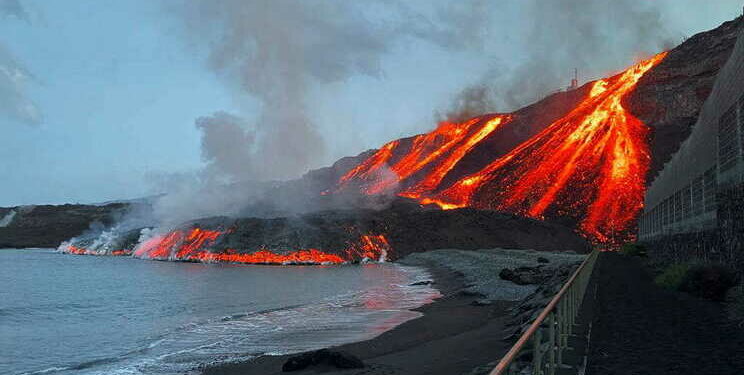 A lava do vulcão Cumbre Vieja voltou a alcançar as águas do Atlântico perto da praia de Los Guirres. Foto: Reprodução