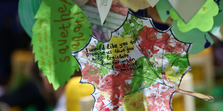 Participantes da COP26 penduraram promessas e petições aos líderes mundiais na forma de folhas de cores diferentes na Conferência do Clima em Glasgow, Escócia. Foto: Unfccc/Kiara Worth