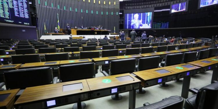 Congresso aprova remanejamento de R$ 9,3 bi para Auxílio Brasil