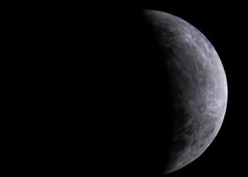 Eclipse parcial da Lua poderá ser observado na madrugada desta sexta-feira (19) - Foto: Marcello Casal Jr/Agência Brasil
