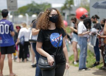 Com surgimento da ômicron, governo do estado decidiu manter a exigência de máscara em espaços abertos -  Foto: Leandro Ferreira/ Hora Campinas