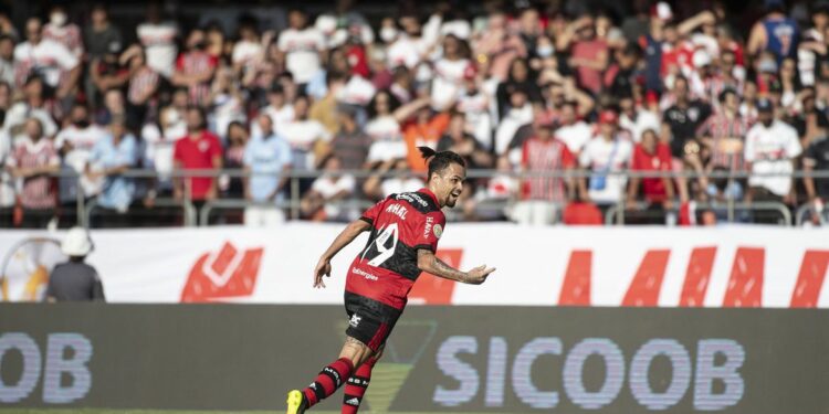 Flamengo passeia no Morumbi e goleia São Paulo por 4 a 0
