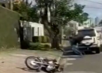 Imagem mostra uma das tentativos de atropelamento de motoboys. Foto: Reprodução