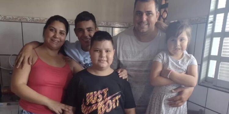 O motoboy Rafael Fagnani Sampaio Ferraz em foto com a família - Foto: Divulgação