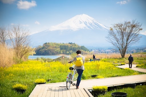 Passeio de bicicleta é proposta para descobrir paisagens do Japão