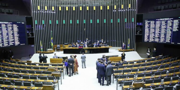 Sessão da Câmara dos Deputados durante a votação da PEC dos Precatórios, Foto: Agência Brasil