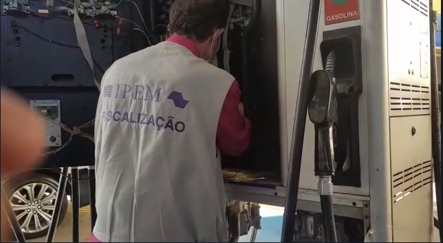 Dois gerentes de postos de combustível são presos por adulteração