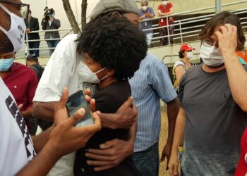 A vereadora Paolla Miguel recebe apoio, após ter sido vítima de manifestações racistas.  Fotos: Leandro Ferreira/Hora Campinas
