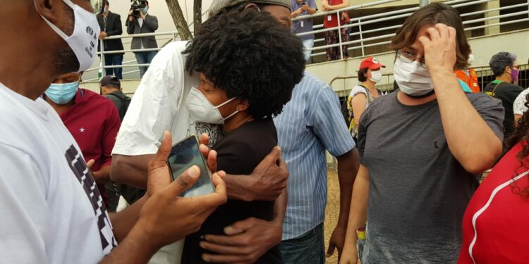 A vereadora Paolla Miguel recebe apoio, após ter sido vítima de manifestações racistas.  Fotos: Leandro Ferreira/Hora Campinas