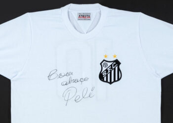 A camisa do Santo autografada por Pelé está entre os itens disponíveis no leilão. Fotos: Divulgação