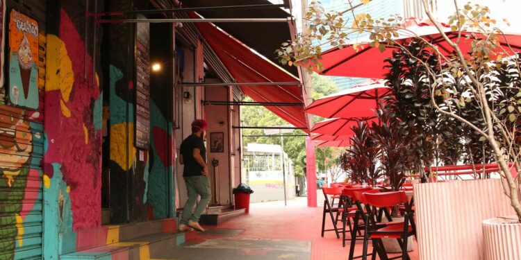 O projeto Ruas SP, da Prefeitura de São Paulo, autoriza que bares e restaurantes ocupem com mesas e cadeiras a faixa de rua destinada ao estacionamento de veículos para atendimento público ao ar livre. Foto: Rovena Rosa/Agência Brasil