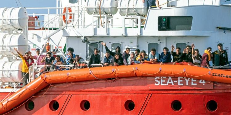 Nesta semana, o navio Sea Eye 4 atracou no porto de Trapani com os mais de 800 migrantes. Foto: Reprodução