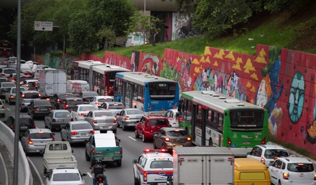 Trânsito em São Paulo: veículos com placa final 9 devem ser licenciados em novembro - Foto: Agência Brasil