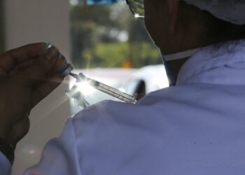 Profissionais da Educação da Capital recebem reforço da vacina