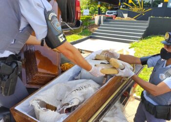 O caixão que estava no caso funerário escondia quase 80 quilos de maconha. Fotos: Divulgação/Polícia Rodoviária