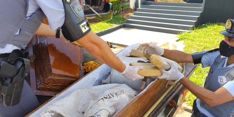O caixão que estava no caso funerário escondia quase 80 quilos de maconha. Fotos: Divulgação/Polícia Rodoviária