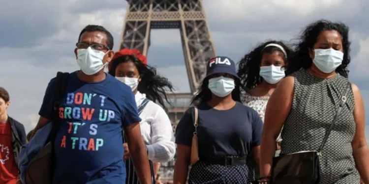 Paris exige dose de reforço de bombeiros e profissionais da saúde