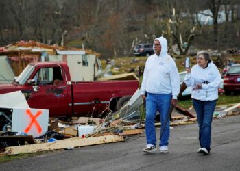 Moradores observam, desolados, a destruição provocada pelo tornado em Kentucky: fenômeno devastou regiões inteiras na planície Foto: Cheney Orr/Divulgação