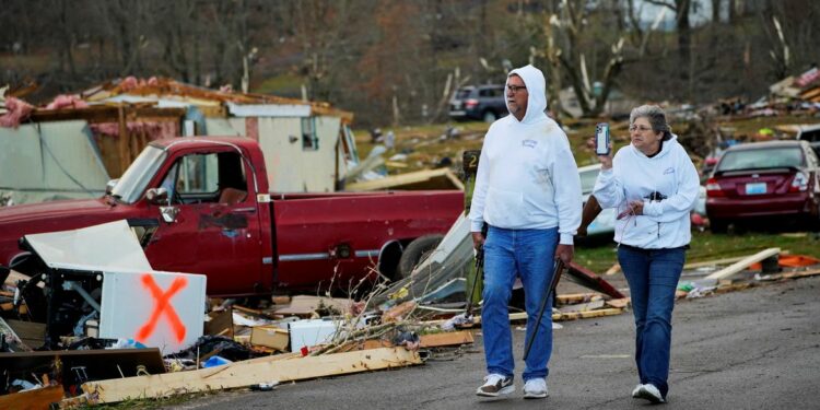 Moradores observam, desolados, a destruição provocada pelo tornado em Kentucky: fenômeno devastou regiões inteiras na planície Foto: Cheney Orr/Divulgação