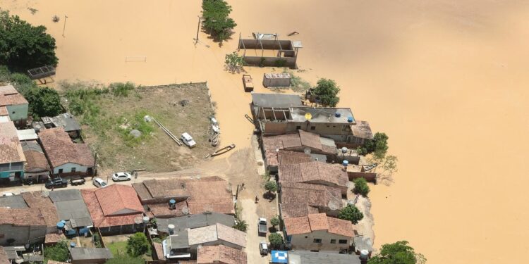 Área completamente alagada na Bahia: 37 cidades debaixo d'água, 18 mortos, dois desaparecidos, 16 mil desabrigados e 19 mil desalojados Foto: Isac Nobrega/PR