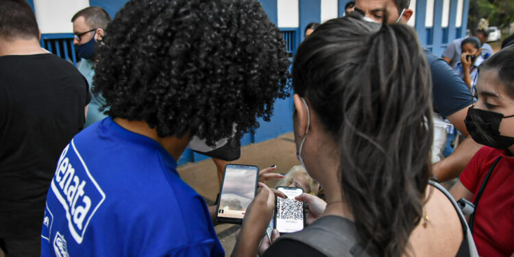 O torcedor garante seu ingresso para o ver o Vôlei Renata pela internet. Foto: Pedro Teixeira/Vôlei Renata/Divulgação