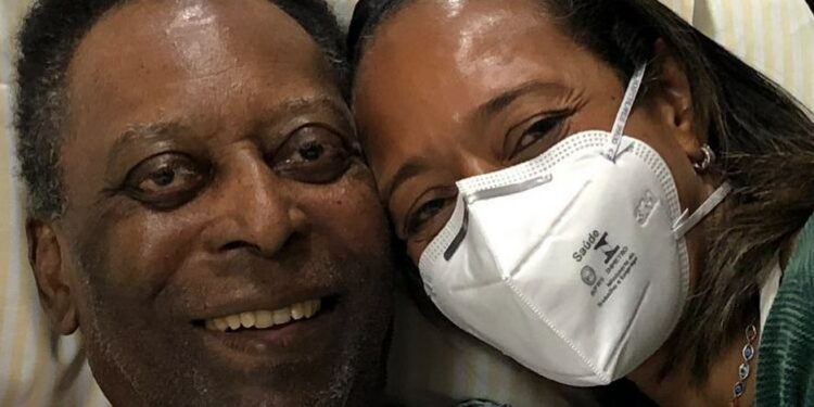 Pelé ao lado da filha Flavia Kurtz no Hospital Albert Einstein, em internação ocorrida no ano passado. Foto: Reprodução Instagram