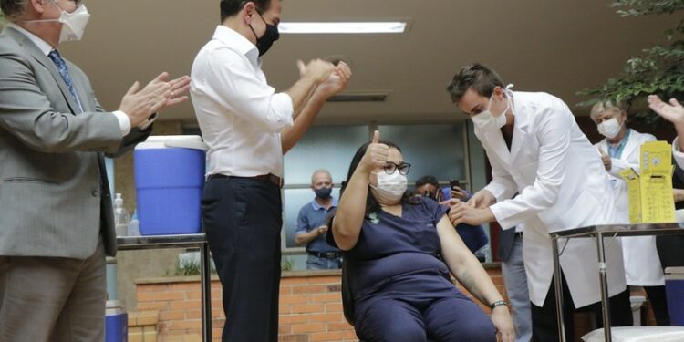 A técnica de enfermagem Liane Santana foi a primeira imunizada contra a Covid em Campinas, em 18 de janeiro. Foto: Divulgação