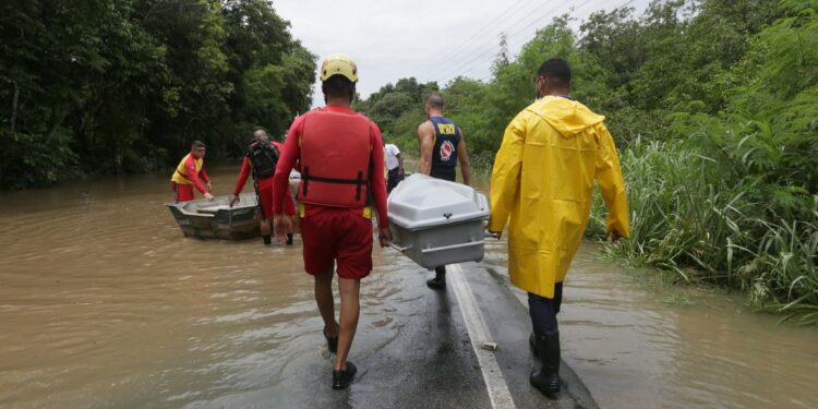 Bahia: 20 mortos e 31 mil desabrigados pelas chuvas