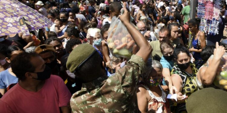 Militares ajudaram no evento: houve distribuição de hortifrutigranjeiros pelo ISA e entrega das bonecas Baby Isa para as famílias que levaram suas crianças: aglomeração Foto: Carlos Bassan/PMC/Divulgação