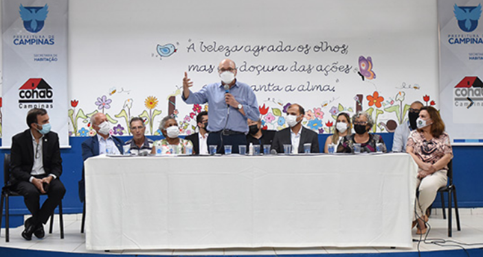 Evento marcou entrega de matrículas de lotes para as famílias - Foto: Carlos Bassan/Divulgação PMC