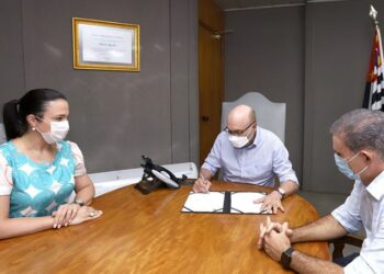 O prefeito Dário Saadi assina o decreto na presença de secretários municipais: desburocratização - Foto: Fernanda Sunega/Divulgação PMC