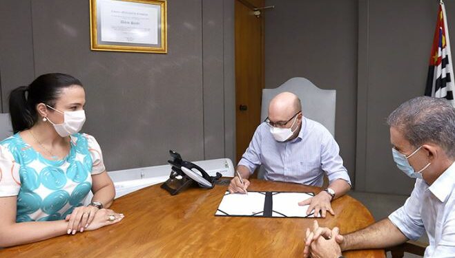 O prefeito Dário Saadi assina o decreto na presença de secretários municipais: desburocratização - Foto: Fernanda Sunega/Divulgação PMC