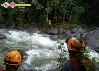 Equipe de salvamento trabalha no rio de Lavrinhas: buscas foram retomadas na manhã desta segunda-feira (13) Foto: Corpo de Bombeiros de SP/Divulgação