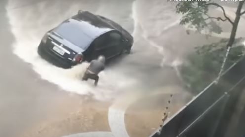 Mulher morre após ficar presa debaixo de carro em enxurrada