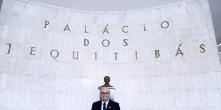 Dário Saadi posa para foto oficial no Paço Municipal, com o busto de Magalhães Teixeira ao fundo Foto: Divulgação