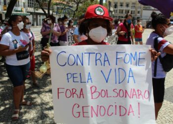 Ativista mostra cartaz contra o presidente no Largo: defesa das mulheres e da diversidade Foto: Adecir Mendes/Divulgação