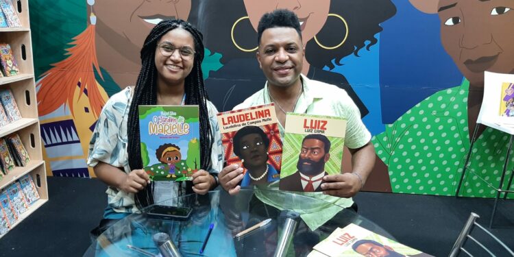 Majori e o jornalista Francisco Lima Neto, na Bienal do Rio de Janeiro: lançamento de livro  - Foto: Divulgação