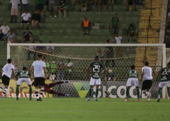 Rafael Martins defendeu o pênalti cobrado por Germán Cano. Fotos: Thomaz Marostegan/Guarani FC