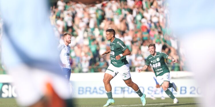 Lucão do Break e Júlio César foram destaques do Guarani na goleada por 4 a 0 sobre o Avaí Foto: Thomaz Marostegan/Guarani FC