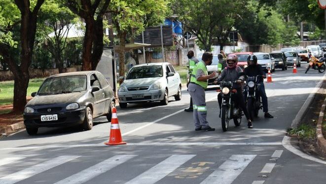 Ação educativa aborda motociclistas para prevenir acidentes
