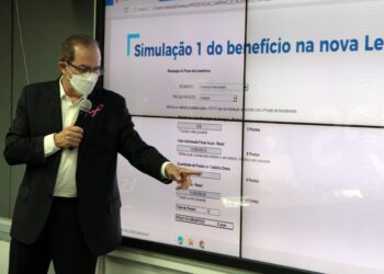 Auditores fiscais entregam cargo em protesto contra congelamento de salário
