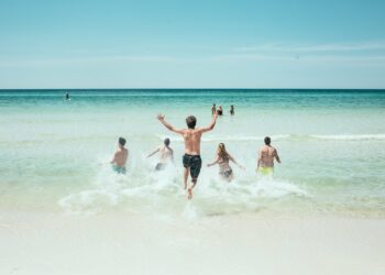 A melhor forma de prevenir o câncer de pele é evitar a exposição prolongada ao sol, sobretudo nas praias, durante as viagens de férias Foto: Divulgação