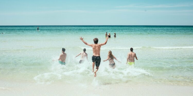 A melhor forma de prevenir o câncer de pele é evitar a exposição prolongada ao sol, sobretudo nas praias, durante as viagens de férias Foto: Divulgação