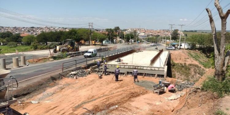 Trecho da obra em atraso do Corredor Ouro Verde do BRT Foto: Divulgação/ PMC