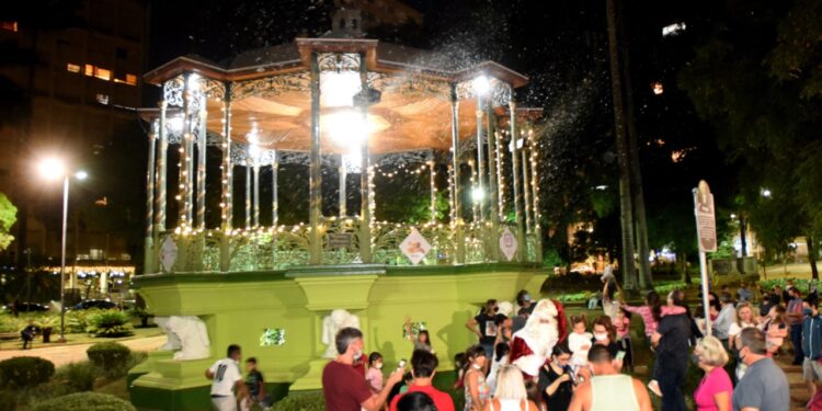 Coreto histórico da Praça Carlos Gomes iluminado para o Natal 2021: tempos de esperança Fotos: Carlos Bassan/PMC/Divulgação