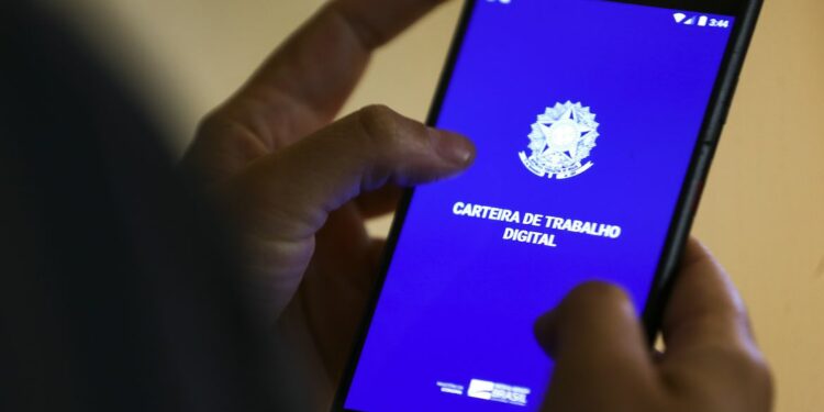 Aplicativo Carteira de Trabalho Digital foi definido como principal canal de denúncia contra a discriminação salarial. Foto: Agência Brasil