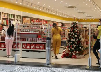 Comércio com decoração de Natal na Rua São Bento, no centro da capital paulista: contagem regressiva para as festas e as compras Foto: Rovena Rosa/Agência Brasil