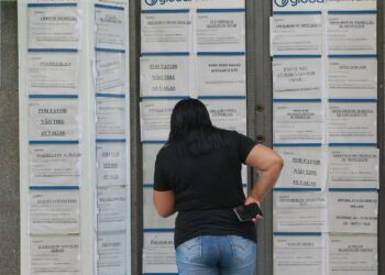 Mulher em agência de emprego, procura vaga de trabalho. Fotos: Leandro Ferreira / Hora Campinas