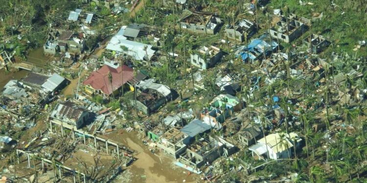 Casas destruídas pela passagem do tufão na Filipinas. Foto: Agência Brasil