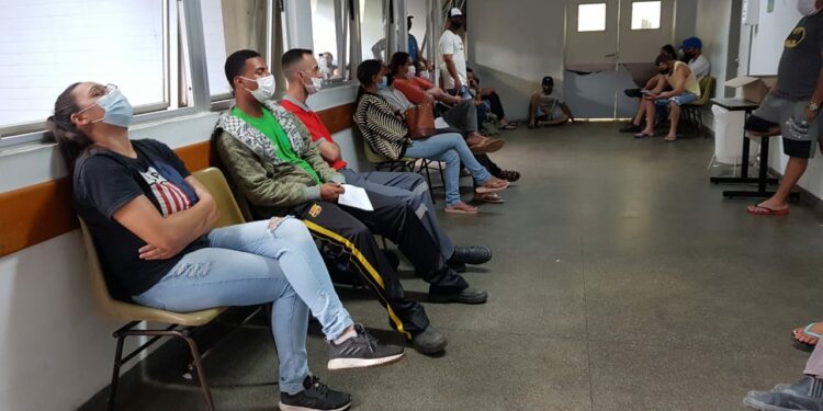 Pacientes com sintomas de gripe aguardam atendimento em sala de espera do Hospital Municipal Ouro Verde, en Campinas: explosão de casos Foto: Leandro Ferreira/Hora Campinas